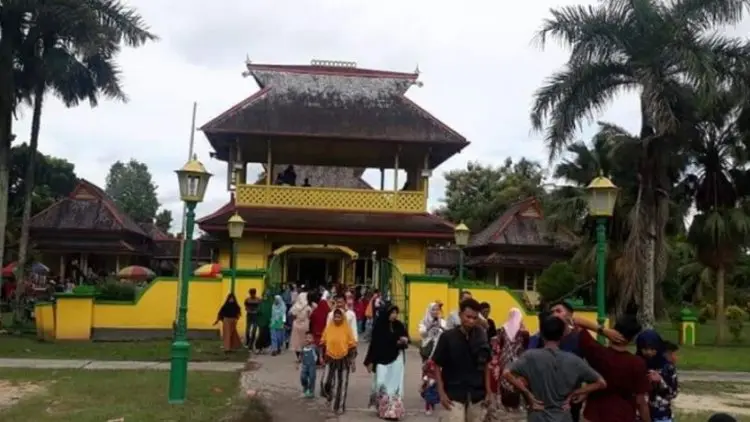 Saat Lebaran, Istana Alwatzikoebillah Ramai Dikunjungi