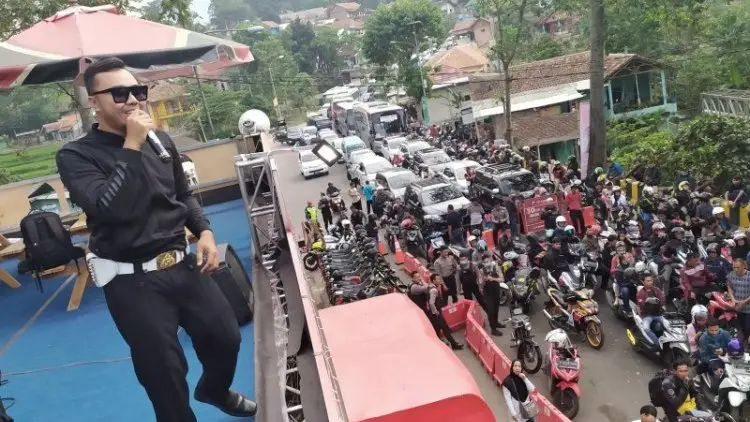 Polisi Main Band Hibur Para Pengendara di Nagreg