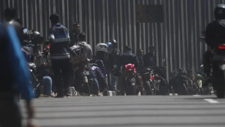 Walaupun Bahaya, Pemudik Nekat Istirahat di Lingkar Nagreg