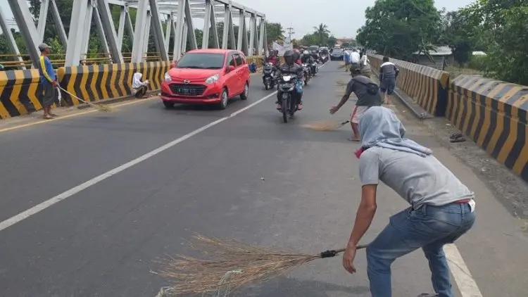 Jangan Lempar Uang ke Jembatan. Bandel? Ada Sanksi