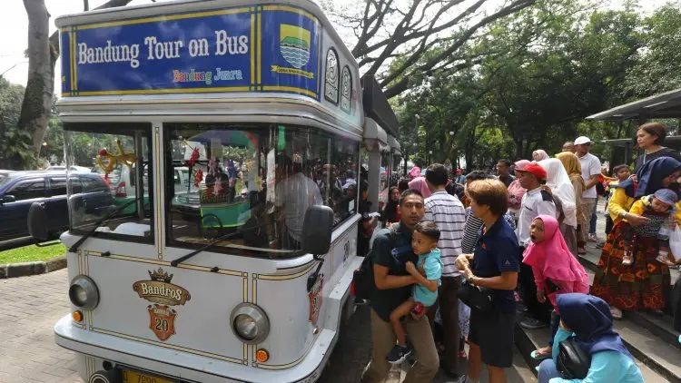 (Foto) Asyiknya Liburan Naik Bus Bandros di Bandung