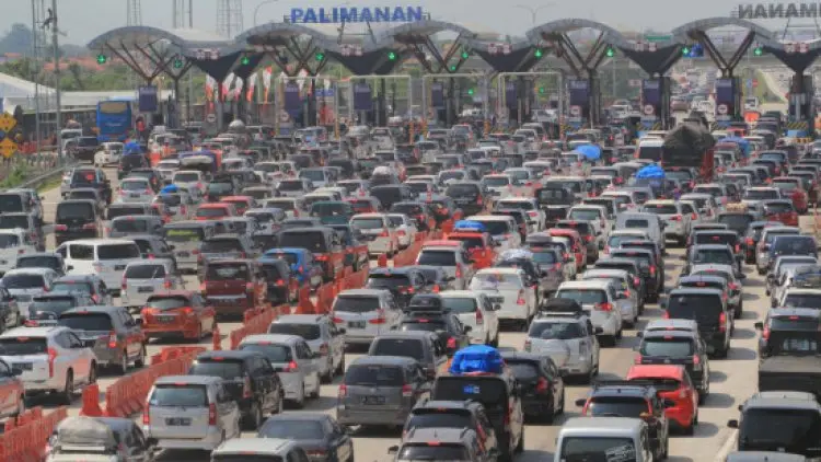 Minggu Siang Antrean di GT Palimanan Capai 2 Kilometer