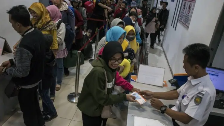 Kisah Pemudik Rela Begadang Demi Mendapatkan Tiket Kereta Api