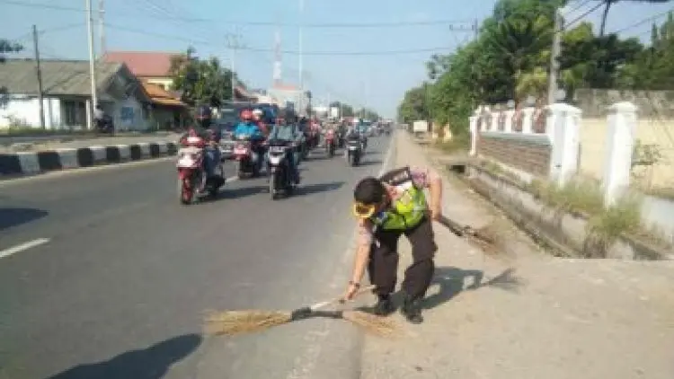 Polres Indramayu Tertibkan "Penyapu Uang" di Jembatan Kali Sewo