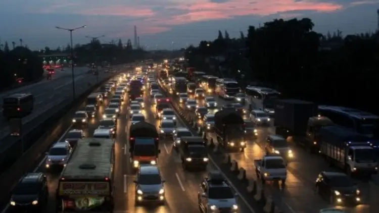 Jalan Tol Jakarta-Cikampek Padat Lalu Lintas