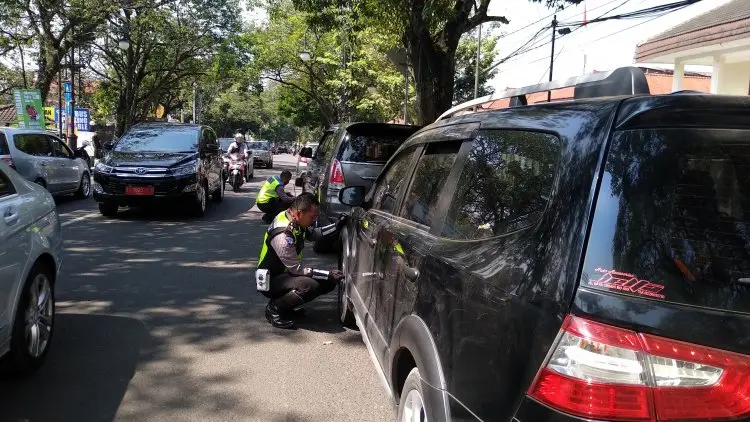 Polisi Gembosi Ban yang Parkir Sembarangan di Kota Bandung