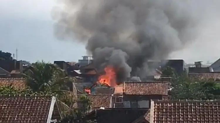 Api Hanguskan Rumah Pemukiman Padat Penduduk di Garut