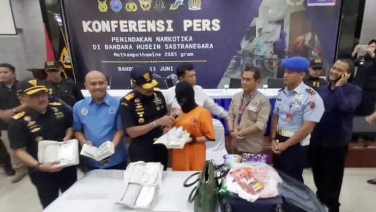 Terciduk, Ibu Rumah Tangga Selundupkan Sabu di Bandung 