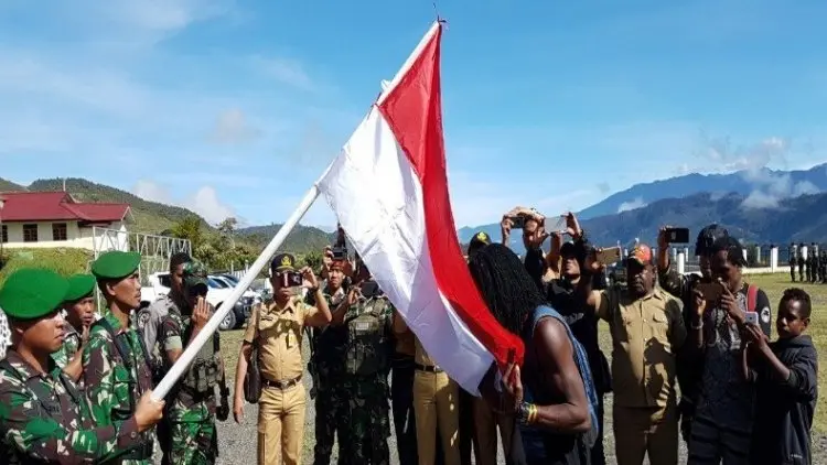 Kembali ke NKRI, Gire Cium Bendera Merah-Putih