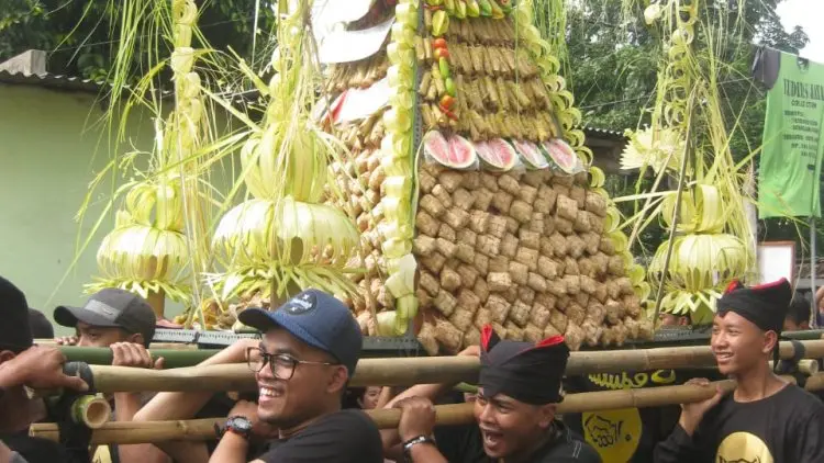 Tradisi Sewu Kupat Ala Warga Temuguruh Banyuwangi