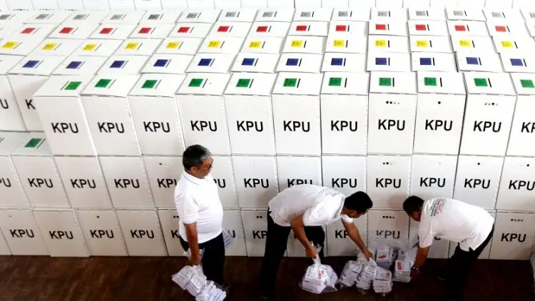 KPU Siapkan Bukti Ratusan Kontainer