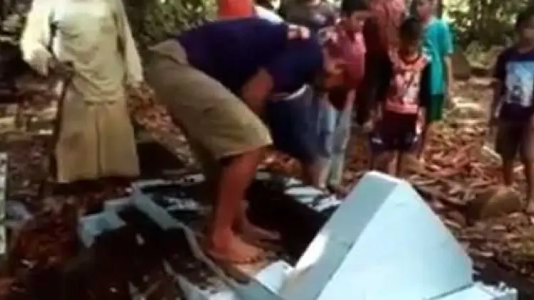 Kalah Nyaleg, Marah, Makam Kerabat Dibongkar