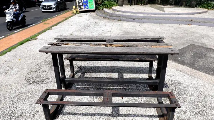 Foto: Rusaknya Kursi Taman Kota