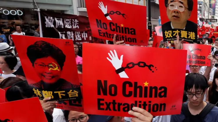 Puluhan Ribu Orang Diperkirakan Tuntut Pemimpin Hong Kong Mundur