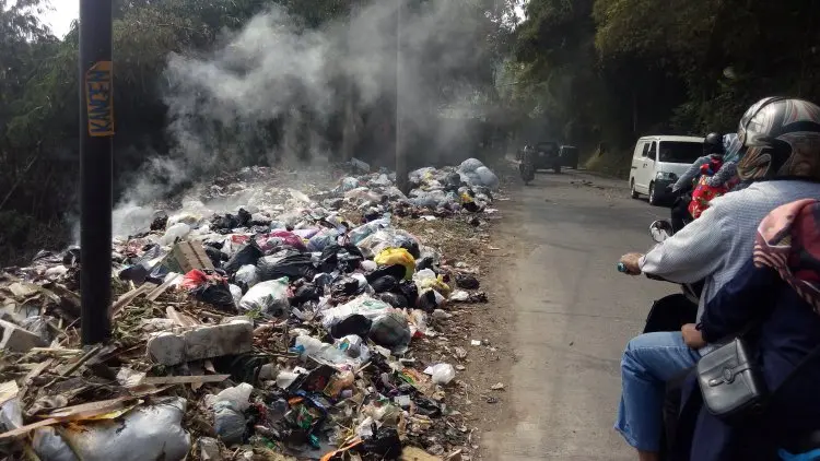 Tumpukan Sampah di Jalan Soreang-Cipatik Bikin Risih Warga