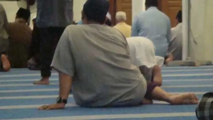 Awas, Allah Murka Bila Anda Duduk Seperti Ini