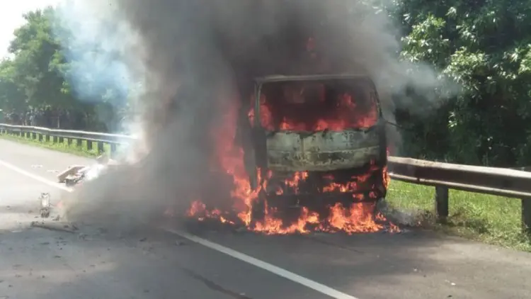 Mobil Ekspedisi Terbakar di Tol Cipularang, Begini Penampakannya