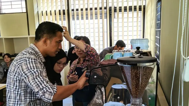 Mendayagunakan Wanita Disabilitas Netra Jadi Barista