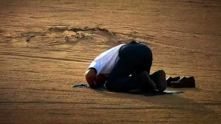 Baru Tahu Ada Najis Pasca Salat, Sahkah Salatnya?