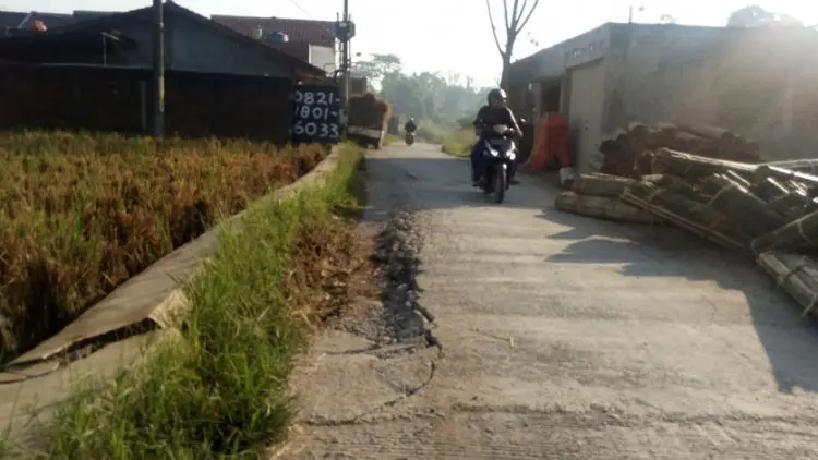 Belum Setahun, Jalan Cor Cicangkudu Retak dan Amrbol