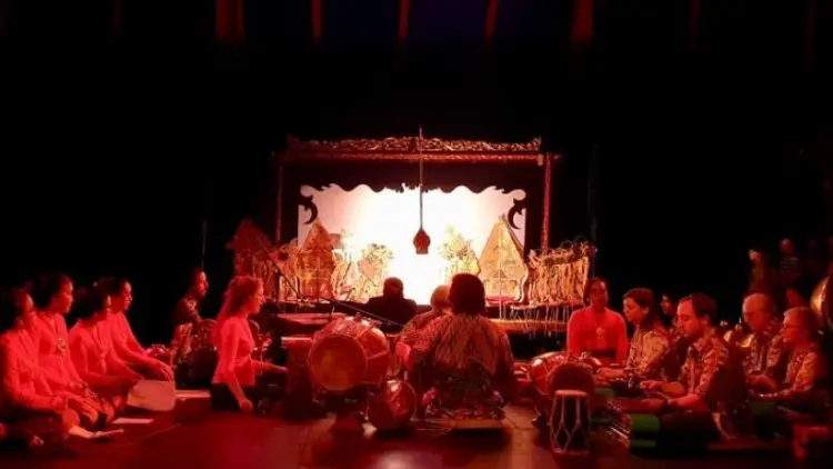 Pagelaran Wayang Kulit Hipnotis Mahasiswa di Prancis