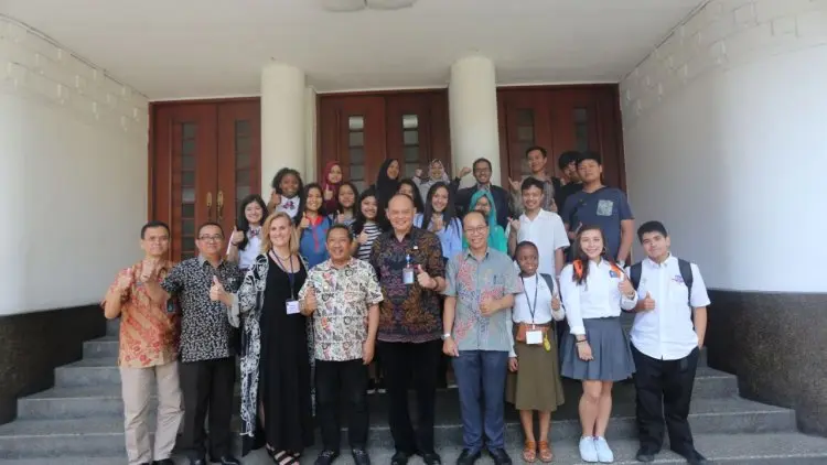 Siswa Amerika Serikat Belajar Angklung di Bandung