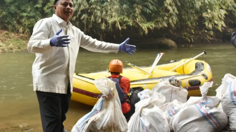 Wagub Uu Bebersih Turun ke Sungai Ciliwung
