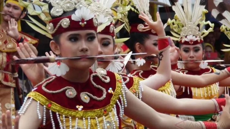 Intip Budaya Lawang Sakepeng dan Sepak Sawut