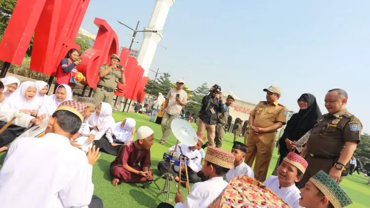 Warga Punya Andil Jaga Kebersihan Alun-Alun Bandung
