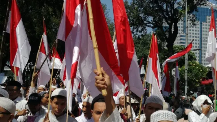 Lantunkan Salawat Badar, Massa Bergerak ke Gedung MK