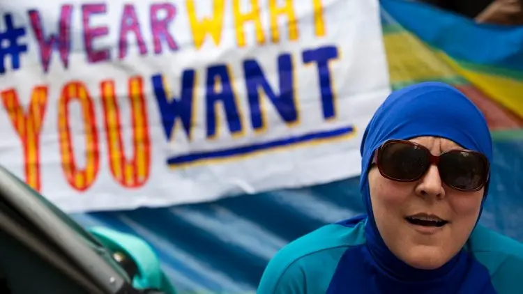 Muslimah di Prancis Lawan Larangan Pakai Burkini