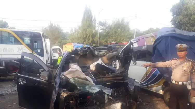 Xenia Hajar Truk di Cipularang, 2 Penumpang Tewas