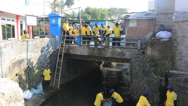 Daop 2 Bandung Bebersih Sungai Cibeureum