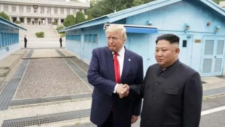 Makna Jabat Tangan Trump dengan Kim Jong-un