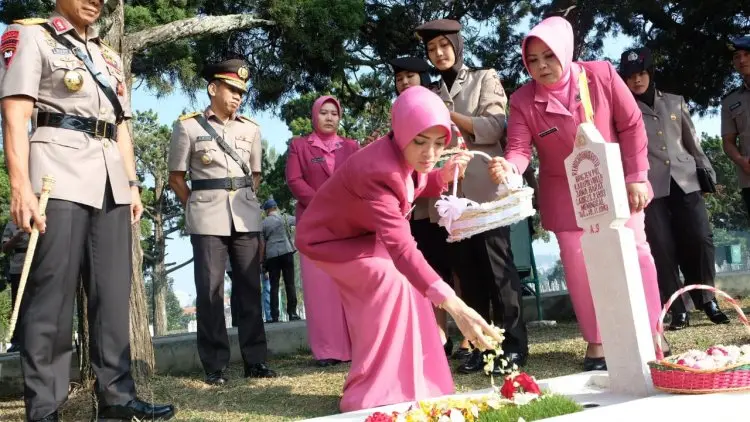 Hari Bhayangkara, Polda Jabar Tabur Bunga Di TMP Cikutra