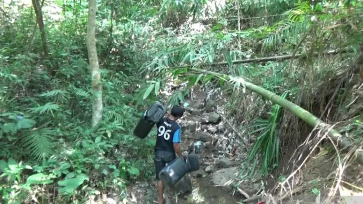 Demi Air Bersih, Warga Cilegon Ini Menyusuri Hutan