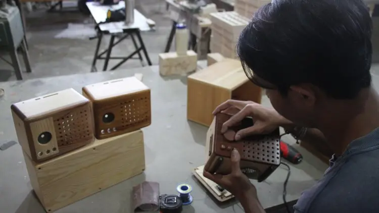 PERAJIN RADIO KAYU