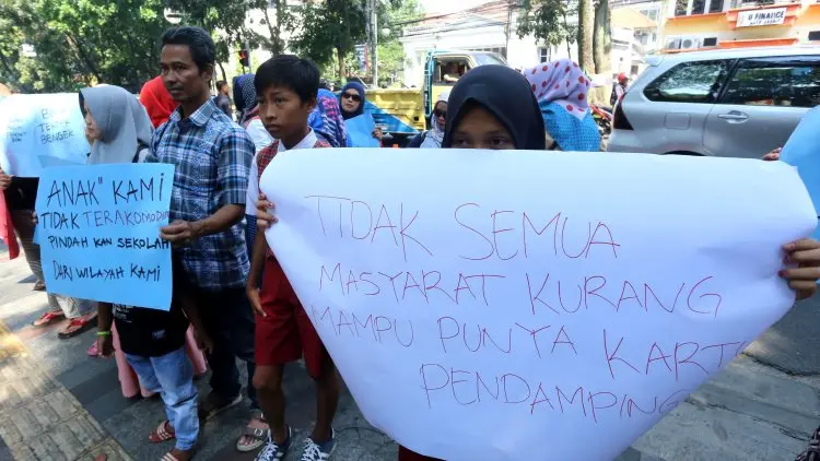 Orang Tua Siswa Gelar Aksi Tolak Zonasi PPDB di Bandung