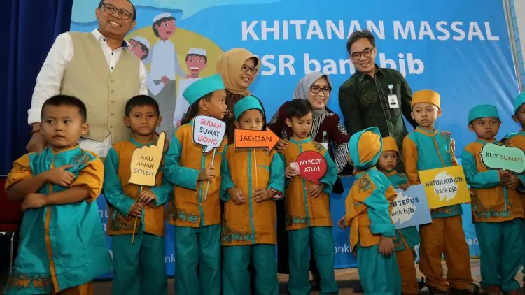 Foto: Khitanan Massal BJB