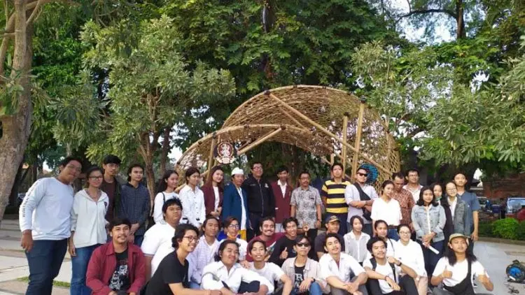 Mahasiswa ISI Denpasar Jadikan Bunga Jempiring sebagai Fasilitas Publik