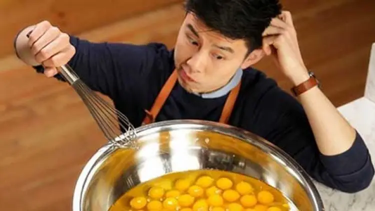 Membuat Omelet Raksasa dari 120 Butir Telur