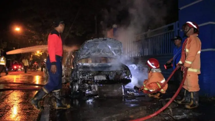 Grand Livina Terbakar di Kediri, Pengemudi Selamat