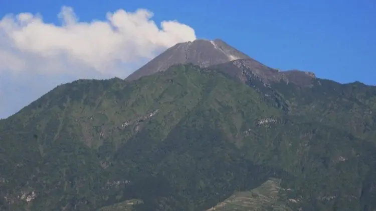 Warga Diminta Jauhi Merapi di Radius 3 KM