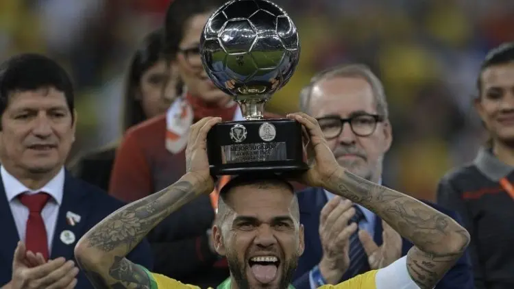 Alves Pesepak Bola dengan Gelar Terbanyak Sepanjang Sejarah