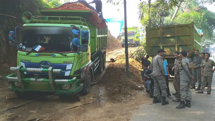 Tambang Galian C Diduga Ilegal Bikin Pengendara Motor Bertumbangan