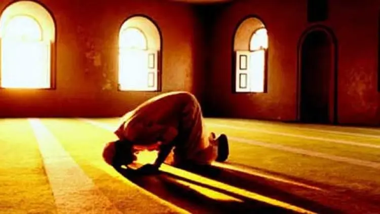 Bolehkah Membersihkan Tempat Sujud Ketika Salat