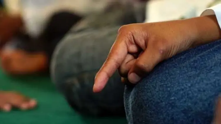 Kontroversi Menggerakkan Telunjuk Saat Tahyat