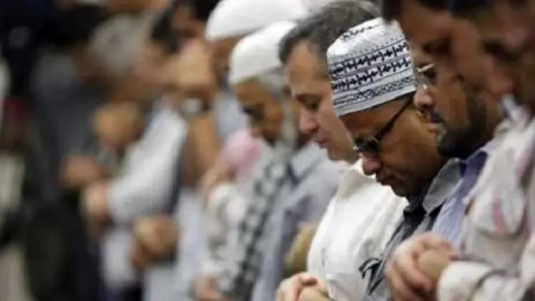 Senyum tak Batalkan Salat Kecuali Tertawa