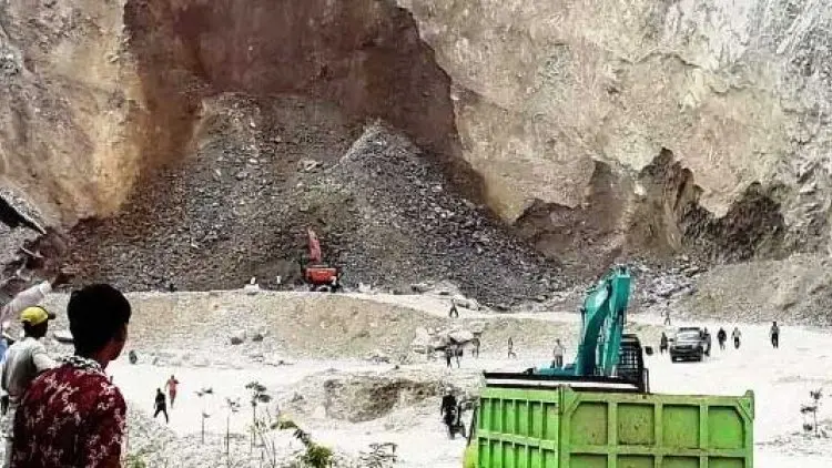 Pekerja Galian Gunung Kuda Tewas Tertimbun Longsor