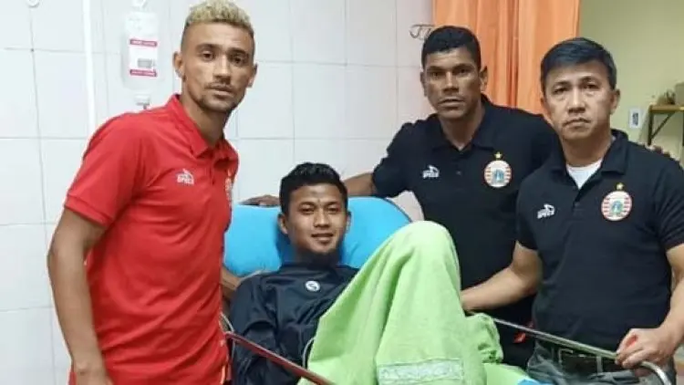 Simpatik, Bruno Matos Jenguk Kiper Persib di Rumah Sakit